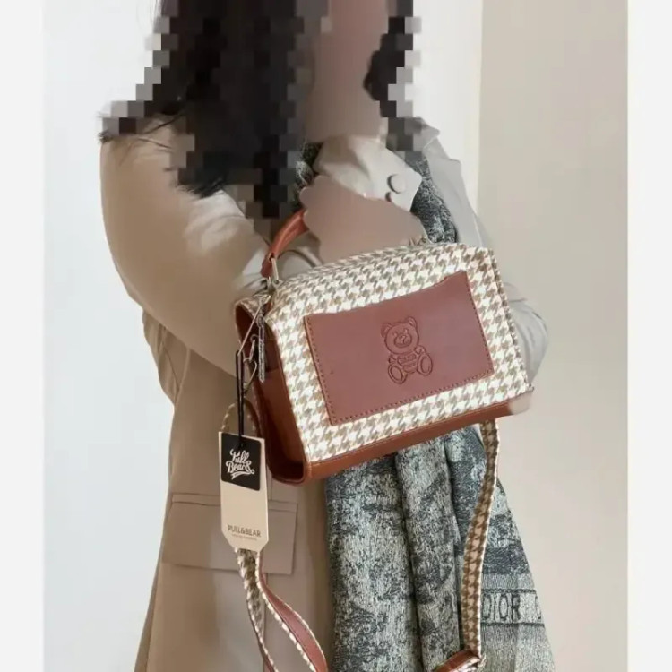 کیف زنانه Moschino جنس فوتر ابعاد 15 در 21 سانتیمتر