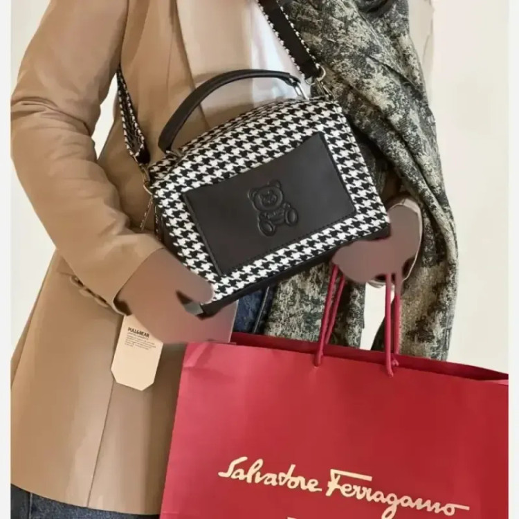 کیف زنانه Moschino جنس فوتر ابعاد 15 در 21 سانتیمتر