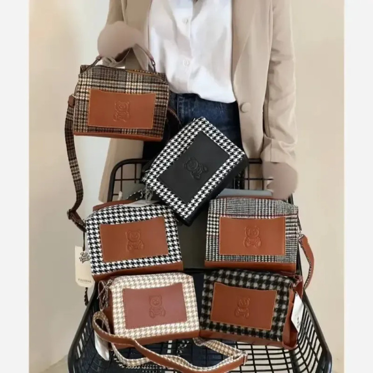 کیف زنانه Moschino جنس فوتر ابعاد 15 در 21 سانتیمتر