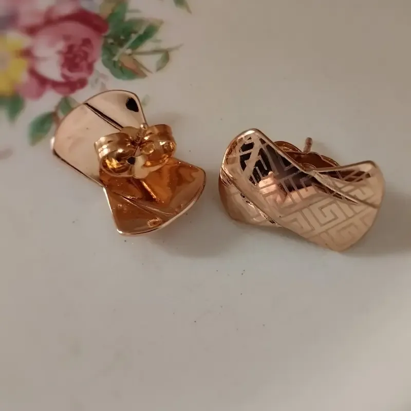 گوشواره میخی زنانه ژوپینگ رنگ رزگلد ضد حساسیت